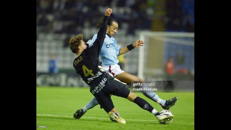 Cầu thủ Albacete vượt qua cầu thủ Celta Vigo bằng kỹ thuật đi bóng tinh tế