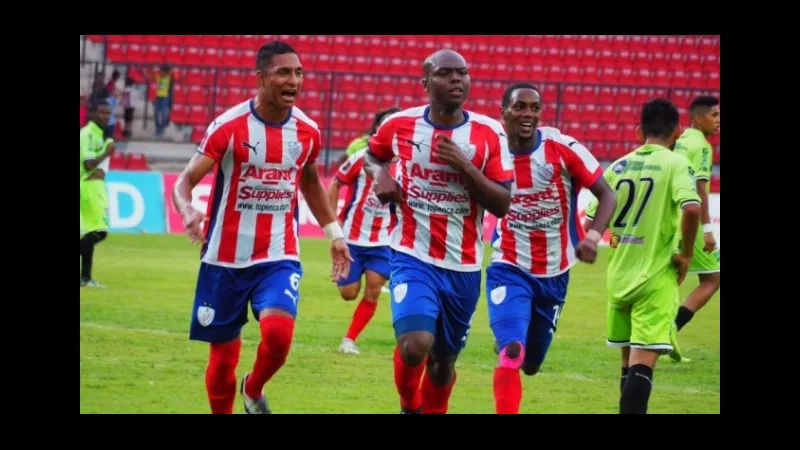 Cầu thủ Anzoategui và Estudiantes Merida đối đầu trên sân Cầu thủ Anzoategui và Estudiantes Merida đối đầu trên sân