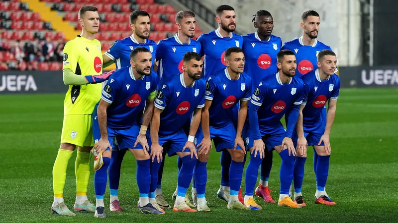Cầu thủ Drita và Prishtina cùng tranh chấp bóng trên sân