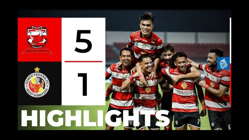 Cầu thủ của Semen Padang và Madura United cùng tranh chấp bóng