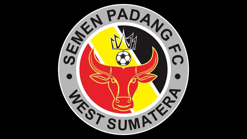Cầu thủ Semen Padang và Madura United tranh chấp bóng trên sân