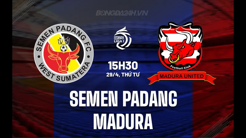 Cầu thủ của Semen Padang nỗ lực tranh bóng trước đối thủ Madura United.