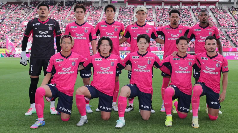 Cầu thủ Vissel Kobe và Cerezo Osaka tranh chấp trên sân cỏ