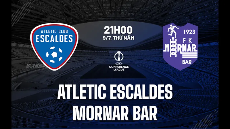 Cầu thủ Atletic Escaldes và Mornar Bar tranh chấp quả bóng