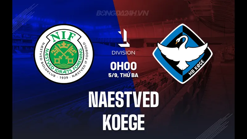 Cầu thủ Varnamo và Naestved tranh chấp quả bóng trên sân cỏ
